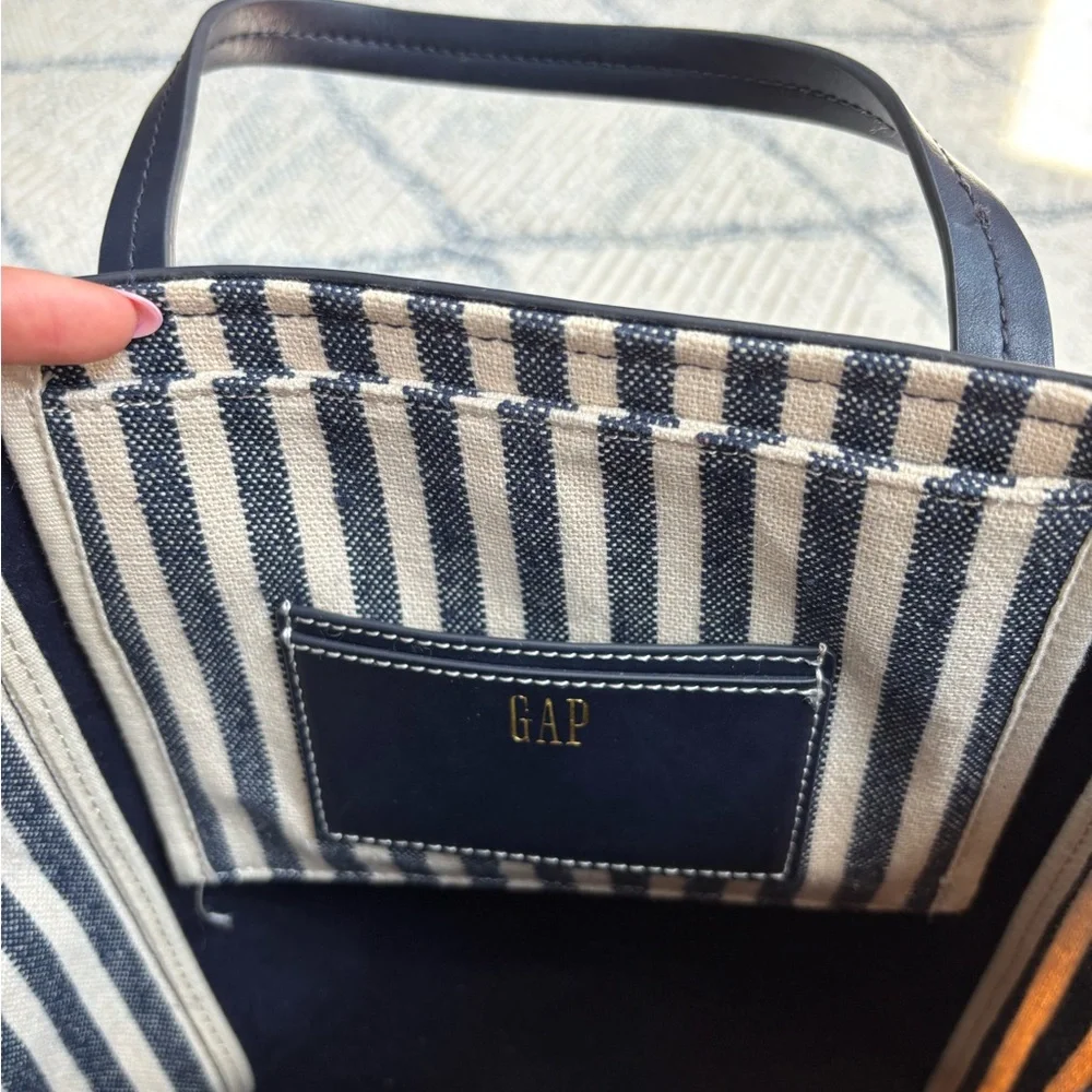 GAP Navy and Cream Tote Bag - Picture 4 of 4